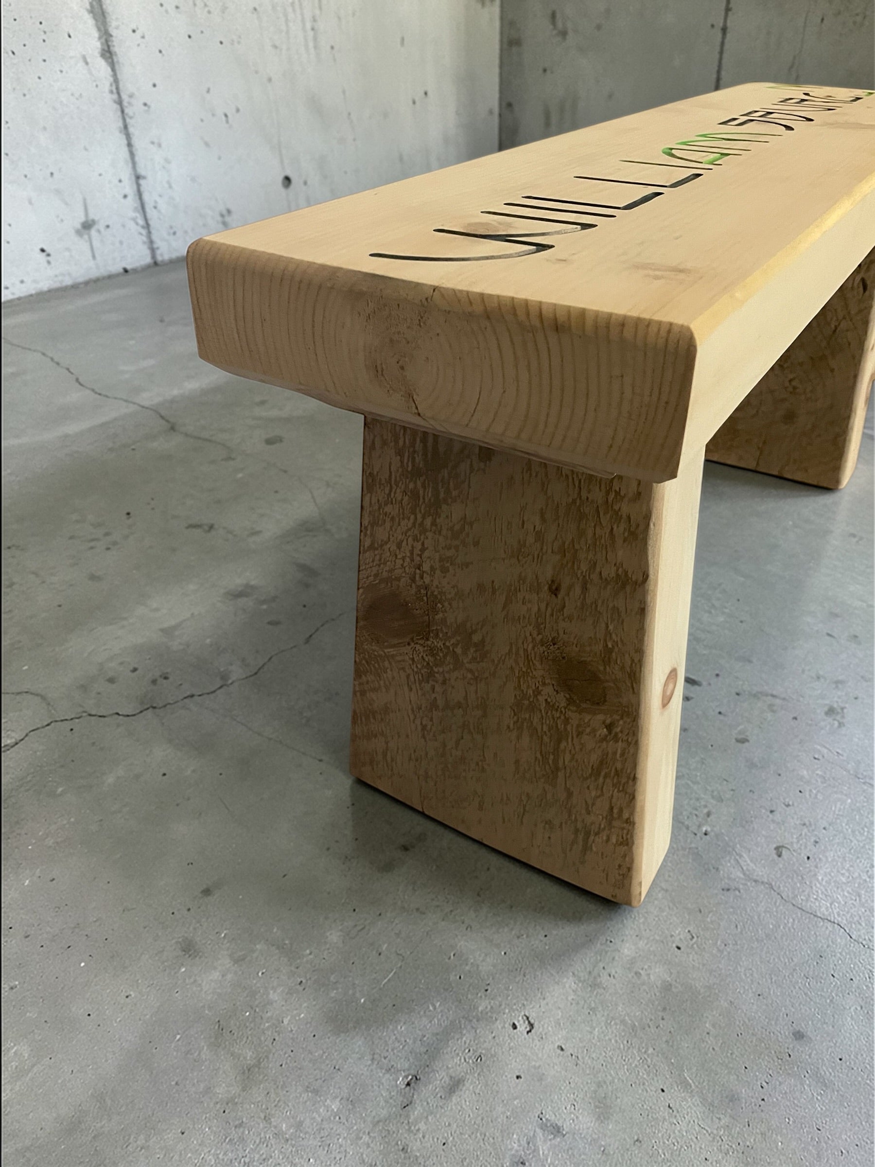 I’m Williamsburg Bench