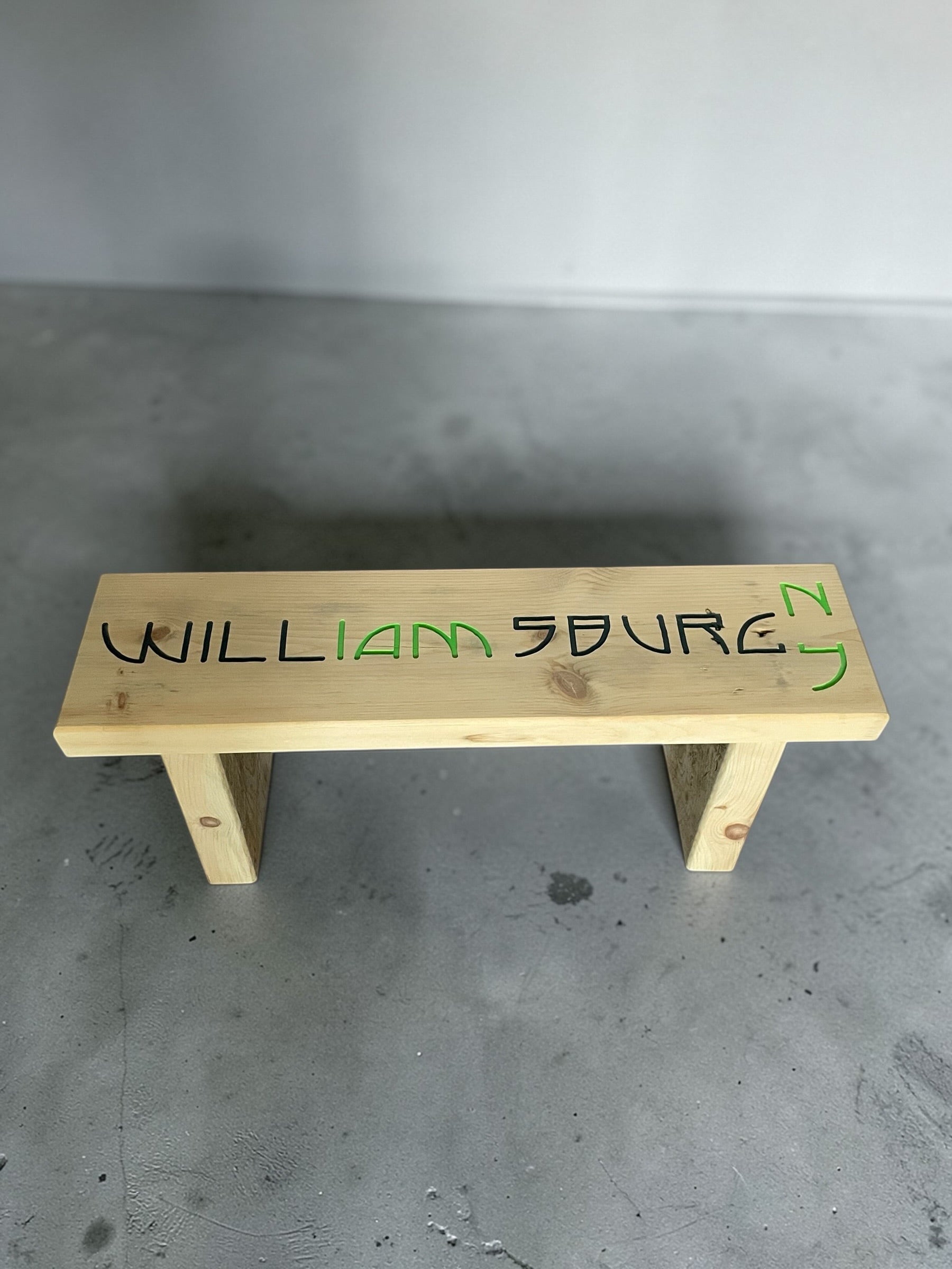 I’m Williamsburg Bench